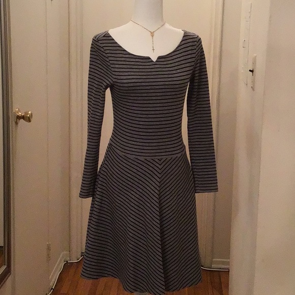 GAP Dresses & Skirts - GAP DRESS LONG SLEEVES SKATE BOTTOM SZ 0